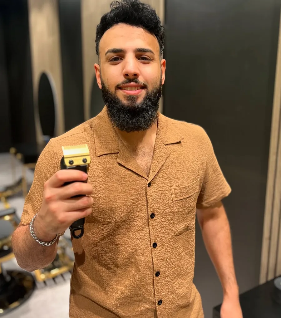 Ali Ajeel i salongen på CC Hamar, med klippmaskin i hånden.